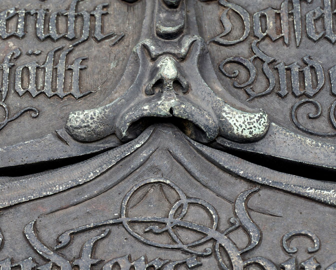 epitaph for Wolfgang Endter and wife Maria Oeder The lower cover held by the middle mask in the mouth has an inscription