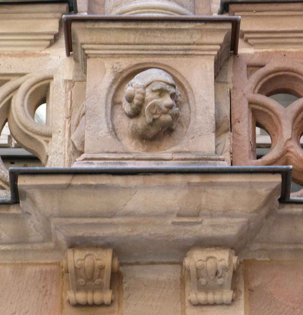 Der plastische Schmuck des Pellerhauses Männerkopf mit geflügeltem Schnurrbart an der Brüstung im Hof des Pellerhauses