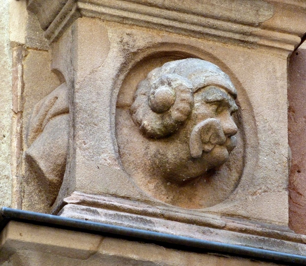 Der plastische Schmuck des Pellerhauses Männerkopf mit geflügeltem Schnurrbart an der Brüstung im Hof des Pellerhauses / Schrägansicht (Schneckenhelm?)