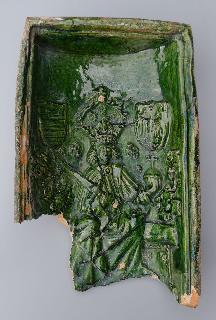 Maria, St. Georg und Friedrich III. (Prunkkachelofen) Kachelfragment mit dem thronenden Kaiser