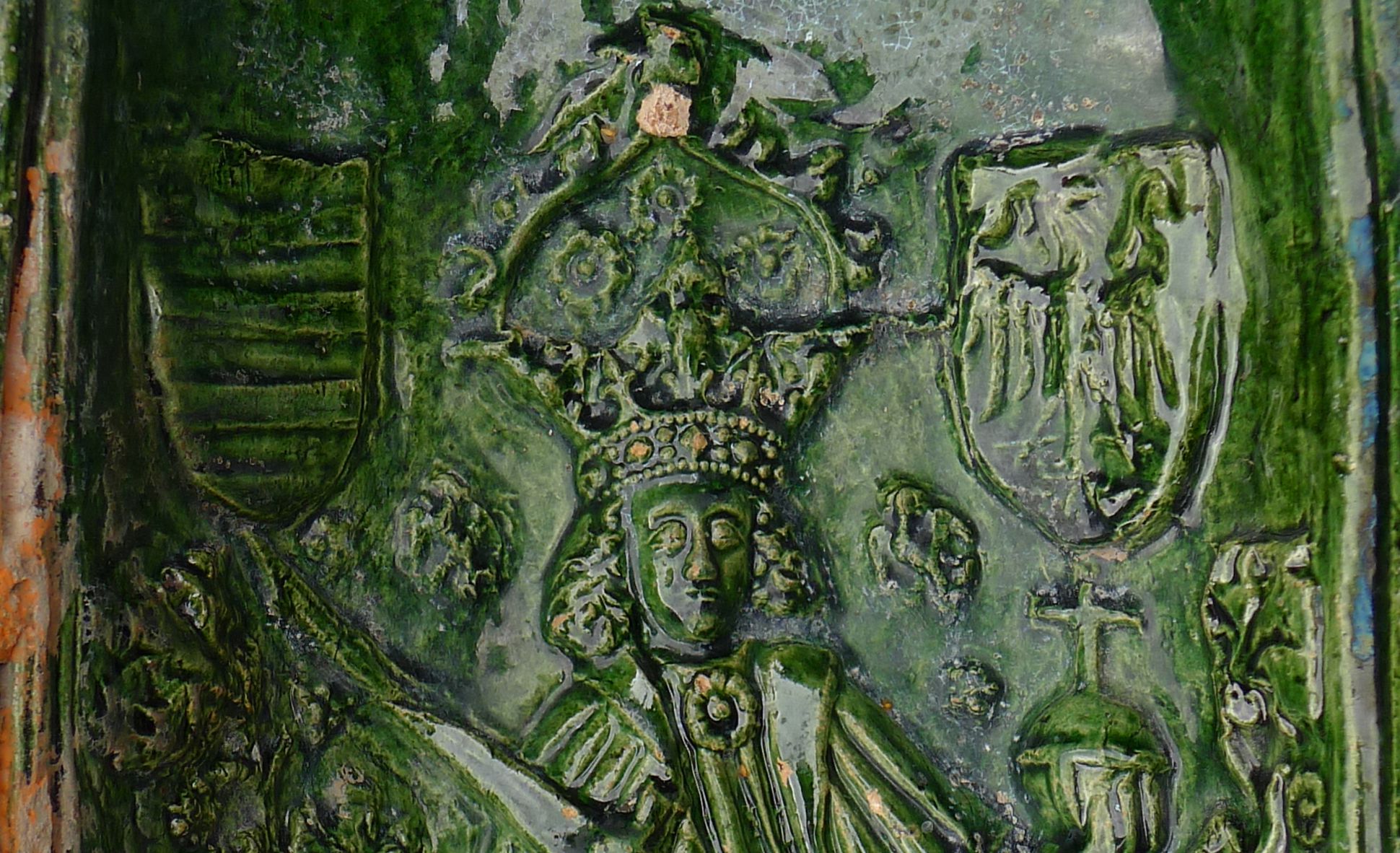 Maria, St. Georg und Friedrich III. (Prunkkachelofen) Detail, Kaiser zwischen dem Reichs- und Ungarnwappen