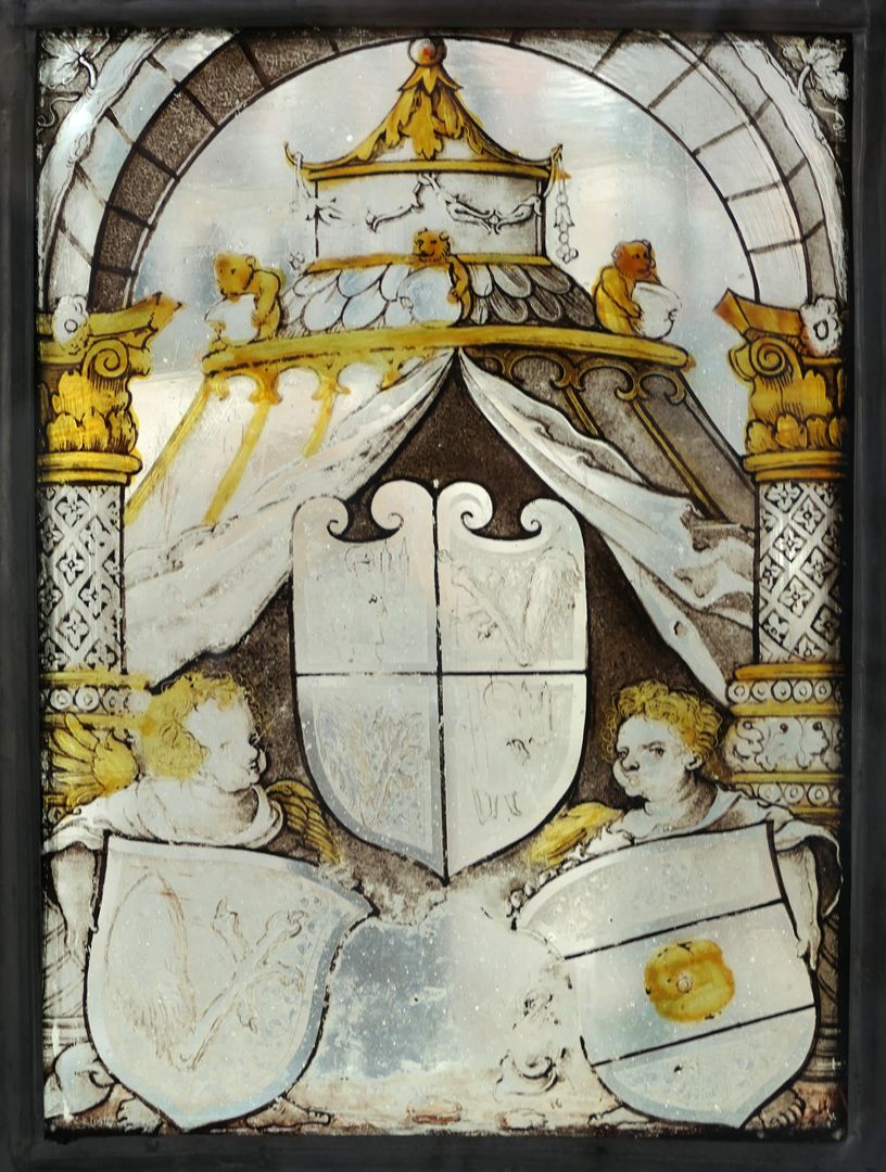 Window sII 1 of the Sebalder Chörlein second window of the row / A coat of arms triple band under an opened tent shows above a frontally placed four-part coat of arms: in field 1 and 4 Propstei St. Sebald, in 2 and 3 the coat of arms of Peßler