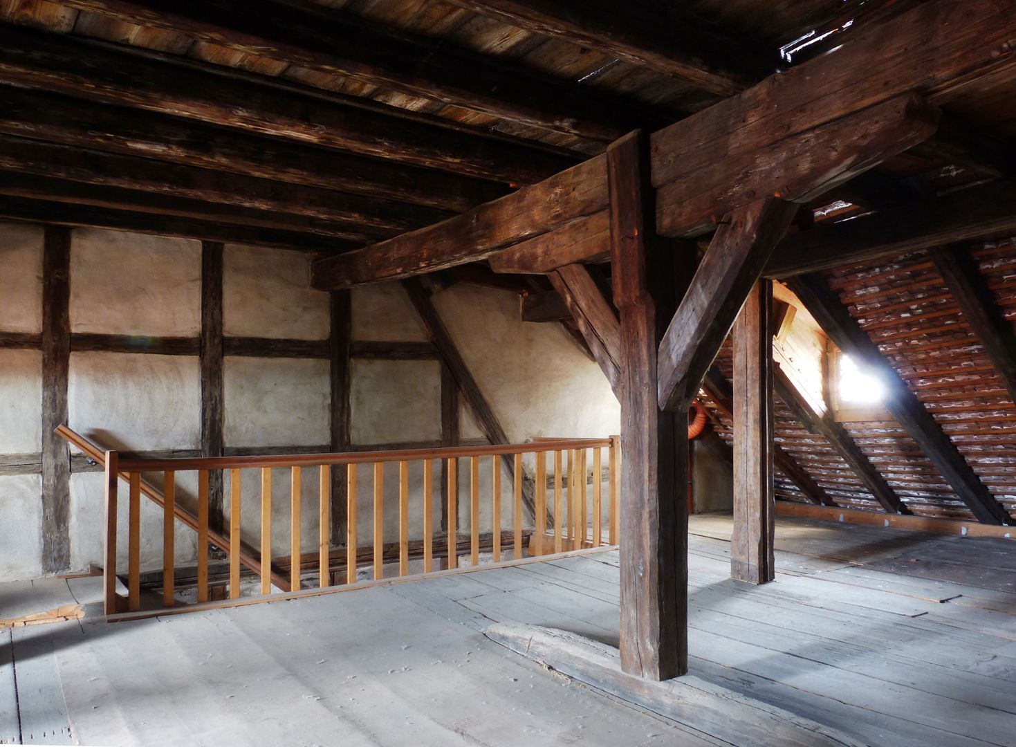 Haus Obere Krämersgasse 12 (Privatbesitz, nicht zu besichtigen) Dachgeschoss, links der Sparren von 1399 in der späteren Wand. Sonstige Dacherweiterung nach 1596.