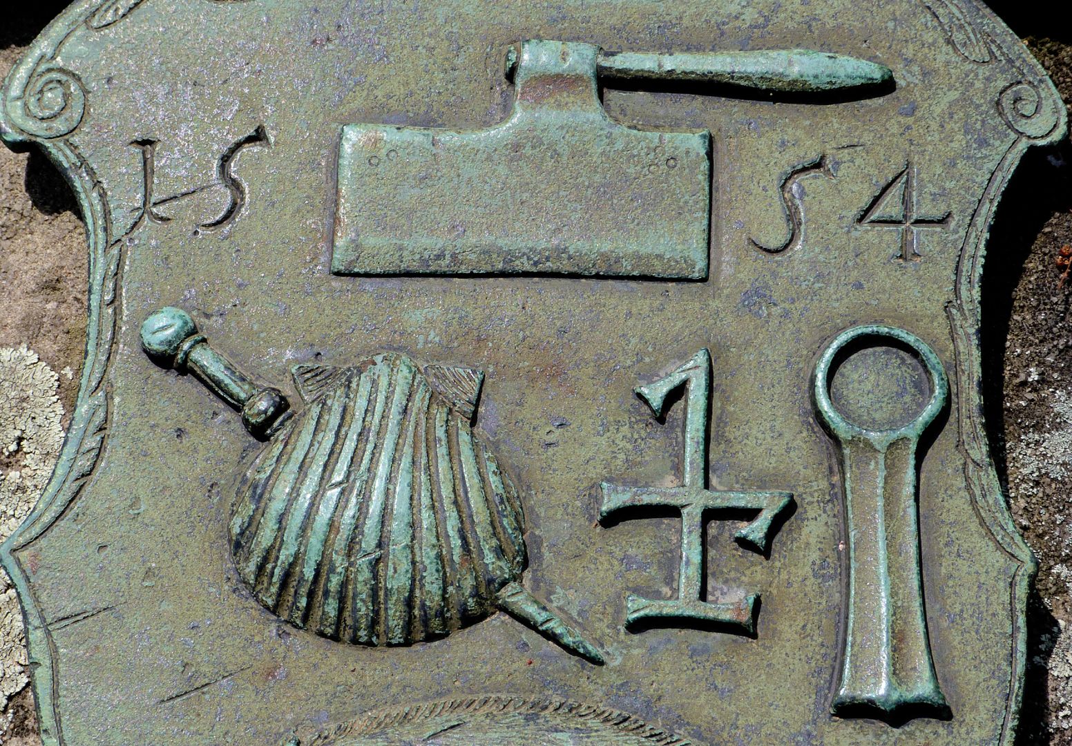 Epitaph der Margret Leypoltin Abbildungen der Werkzeuge und des Meisterzeichens (unten rechts ein Nürnberger Wurstmaß)