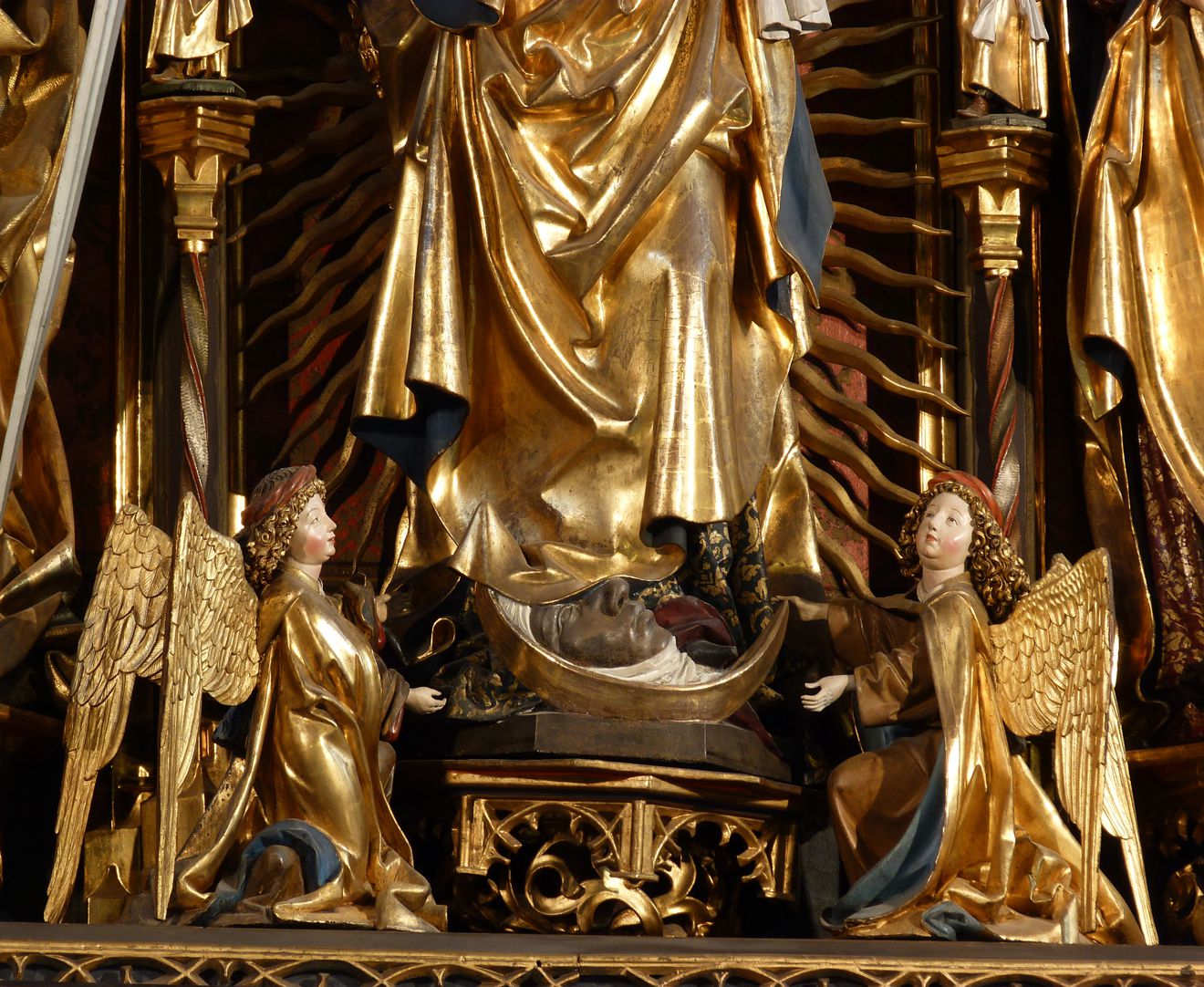 Zwickau high altarpiece Schrein, Marienkörper auf der Mondsichel mit Präsentationsengeln
