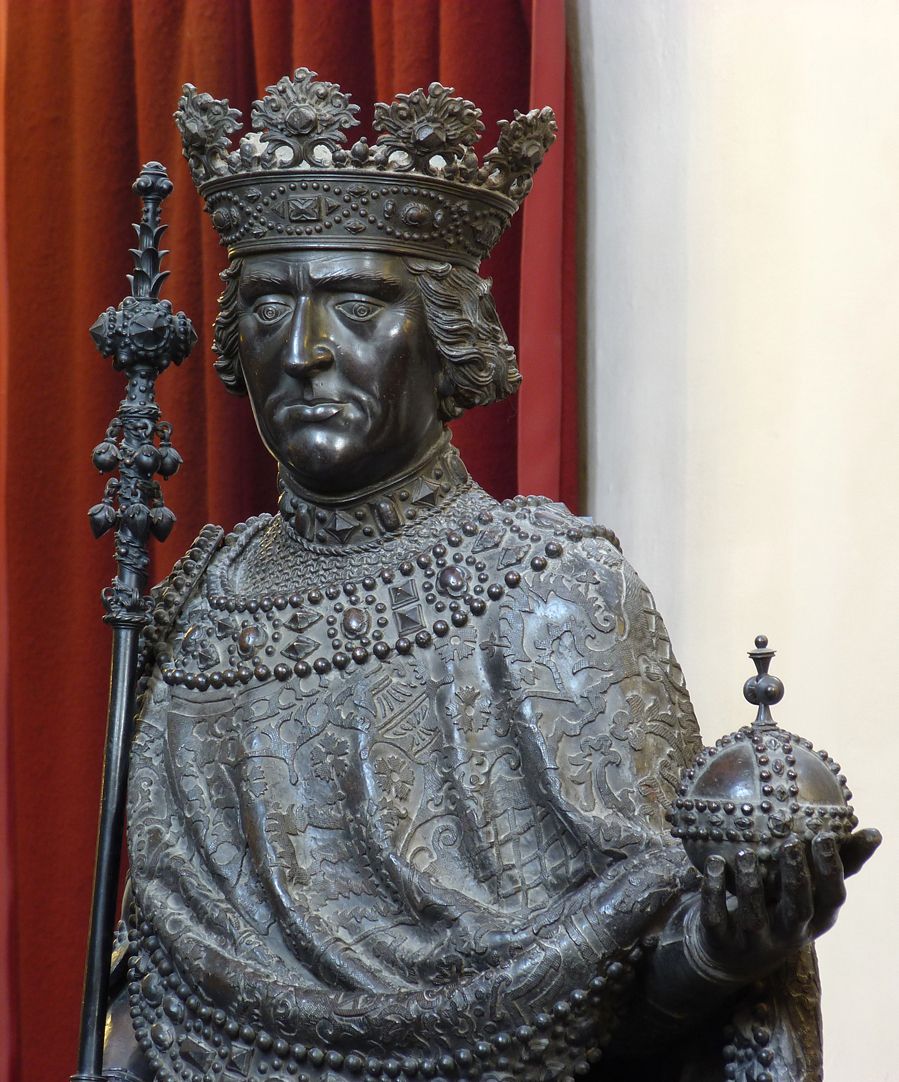 Albrecht I (Innsbruck) Upper half of the statue, diagonal view with imperial orb and scepter