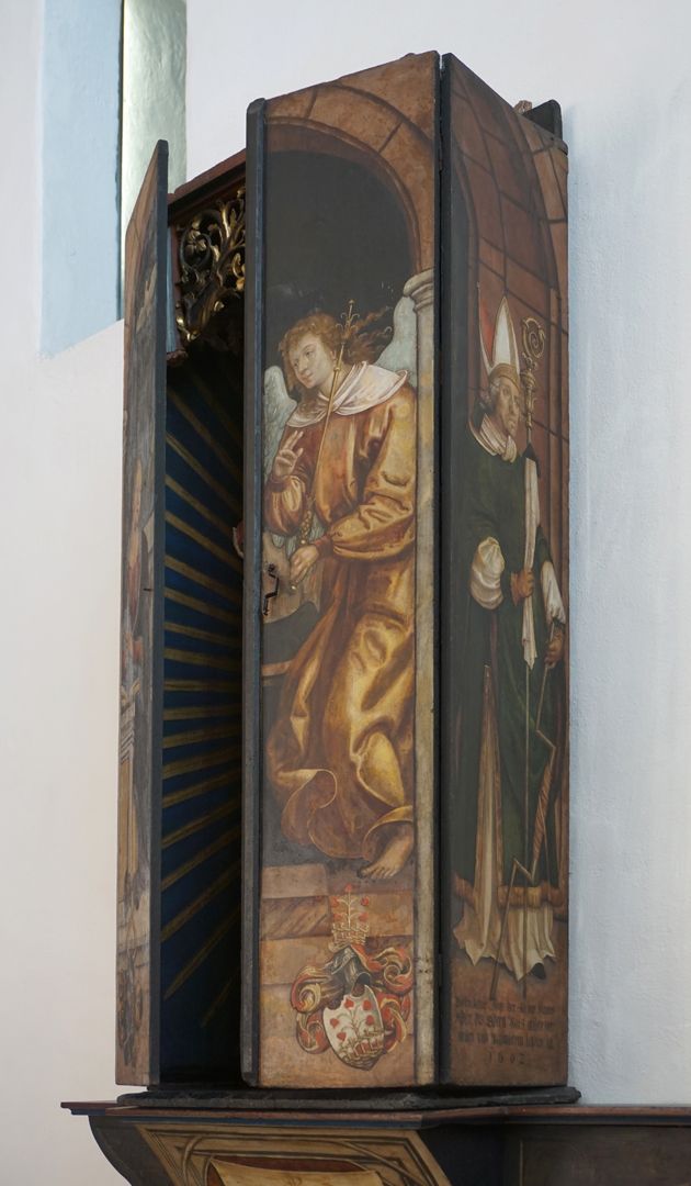 Altar der Schönen Maria Engel der Verkündigung und Heiliger Erasmus (sein Kennzeichen: Seilwinde, mit der man ihm die Gedärme herausgezog)