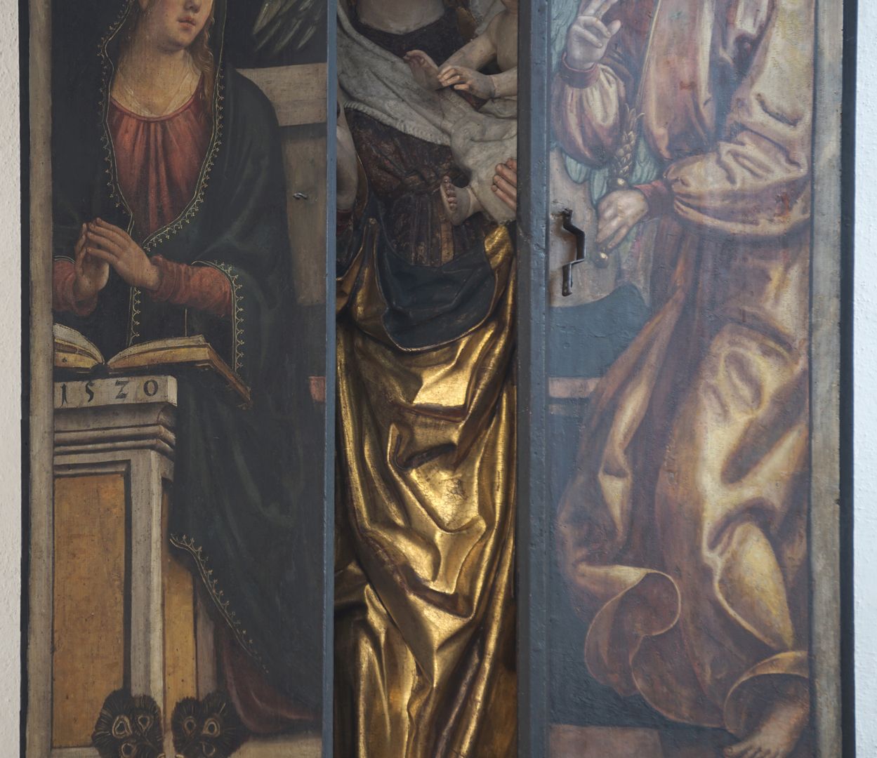 Altar der Schönen Maria Der Altar mit geschlossenen Flügeln, Detailansicht der beiden Tafeln der Verkündigungsszene und der Marienfigur