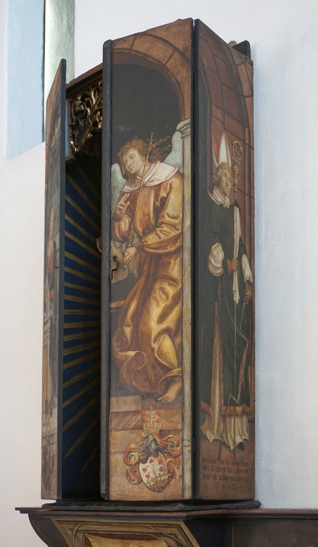 Altar der Schönen Maria Der Altar mit geschlossenen Flügeln, Schrägansicht von rechts mit Verkündigungsengel und Heiligem Erasmus