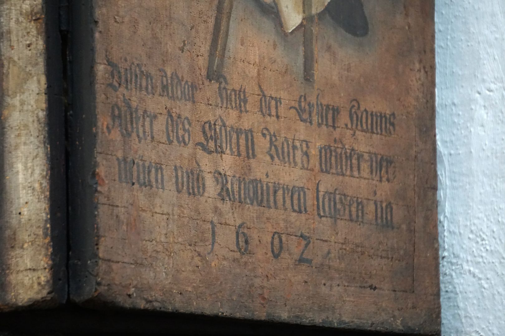 Altar der Schönen Maria Geschlossener Altar, rechte Seitentafel unten: Inschrift zur Renovierung von 1602 auf Veranlassung des „Erber Hanns Adter des Eldern Rats“