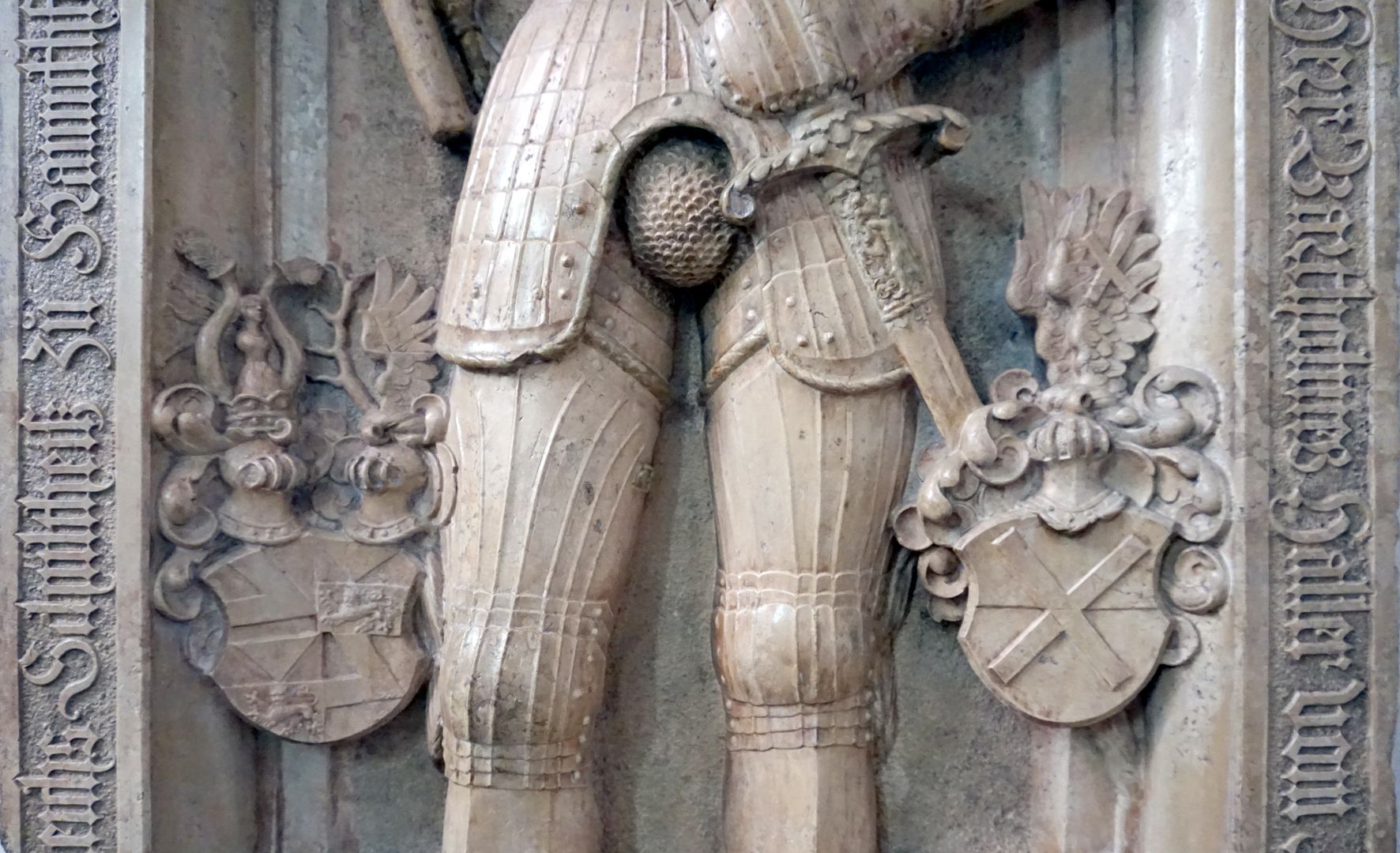 Grabplatte des Bartholomäus Haller von Hallerstein Wappen von Bartholomäus Haller von Hallerstein und seiner Ehefrau Anna Memminger