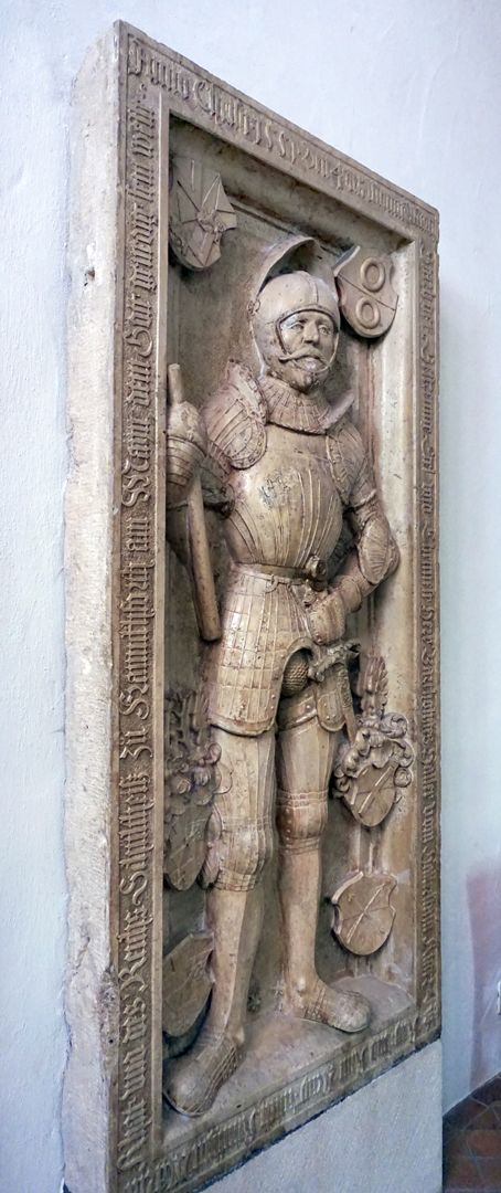 Grabplatte des Bartholomäus Haller von Hallerstein Schrägansicht von links