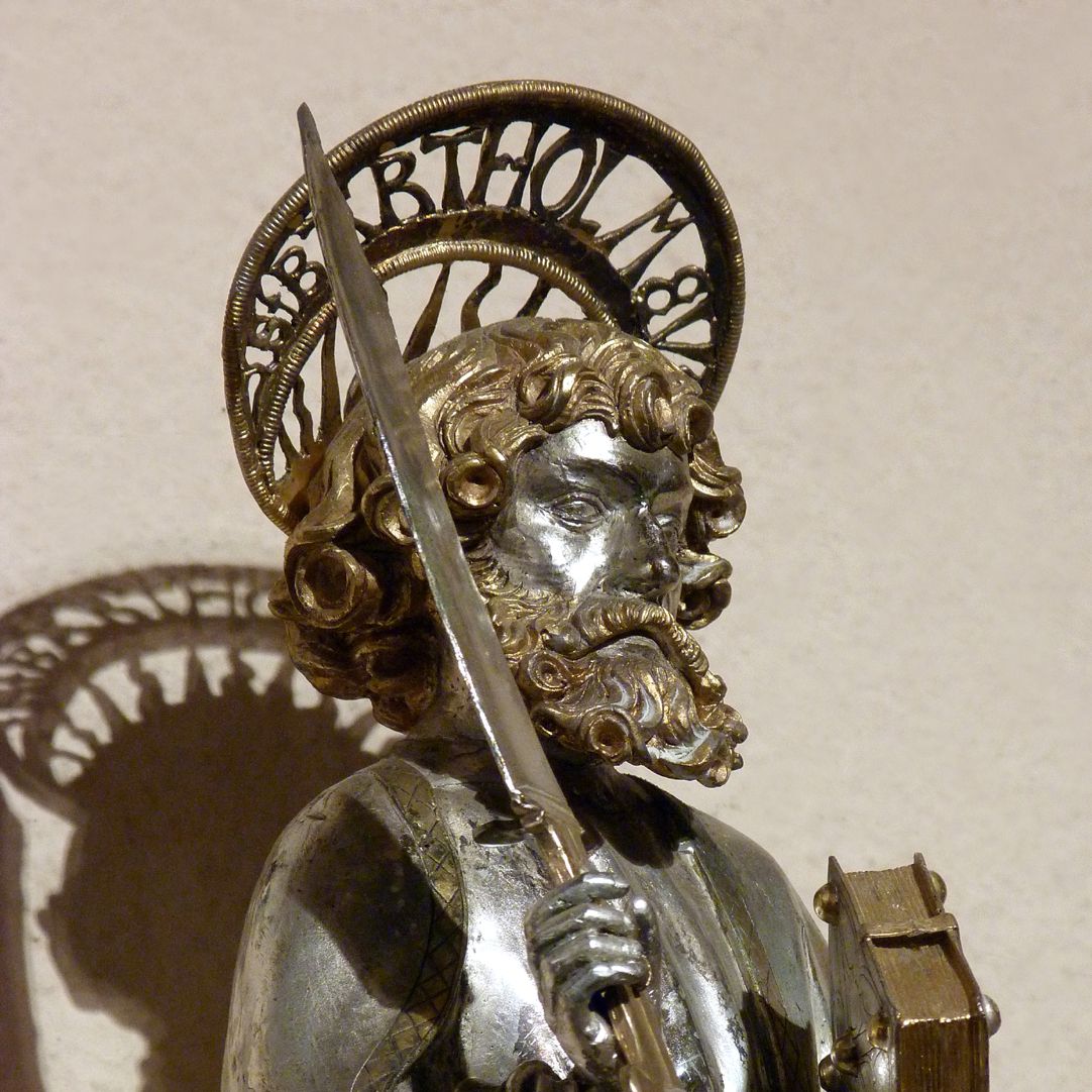 St. Bartholomäus Kopf mit Nimbus, Attribute
