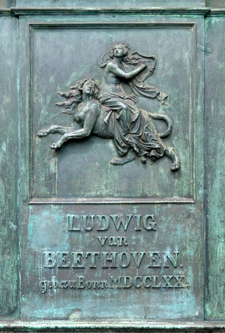 Monument of Beethoven (Bonn) vorderes Sockelrelief mit Inschrift, Frauengestalt Lyra spielend auf einer Sphinx reitend