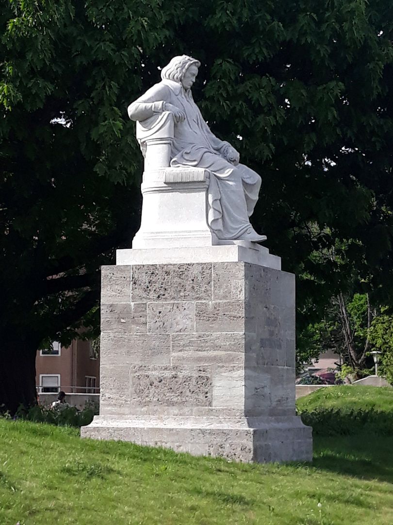 Beethoven Memorial Neugestaltung der Grünanlage am Hallertor (2020) zum 250. Geburtstag des Komponisten. Er schaut nun in Richtung Altstadt.