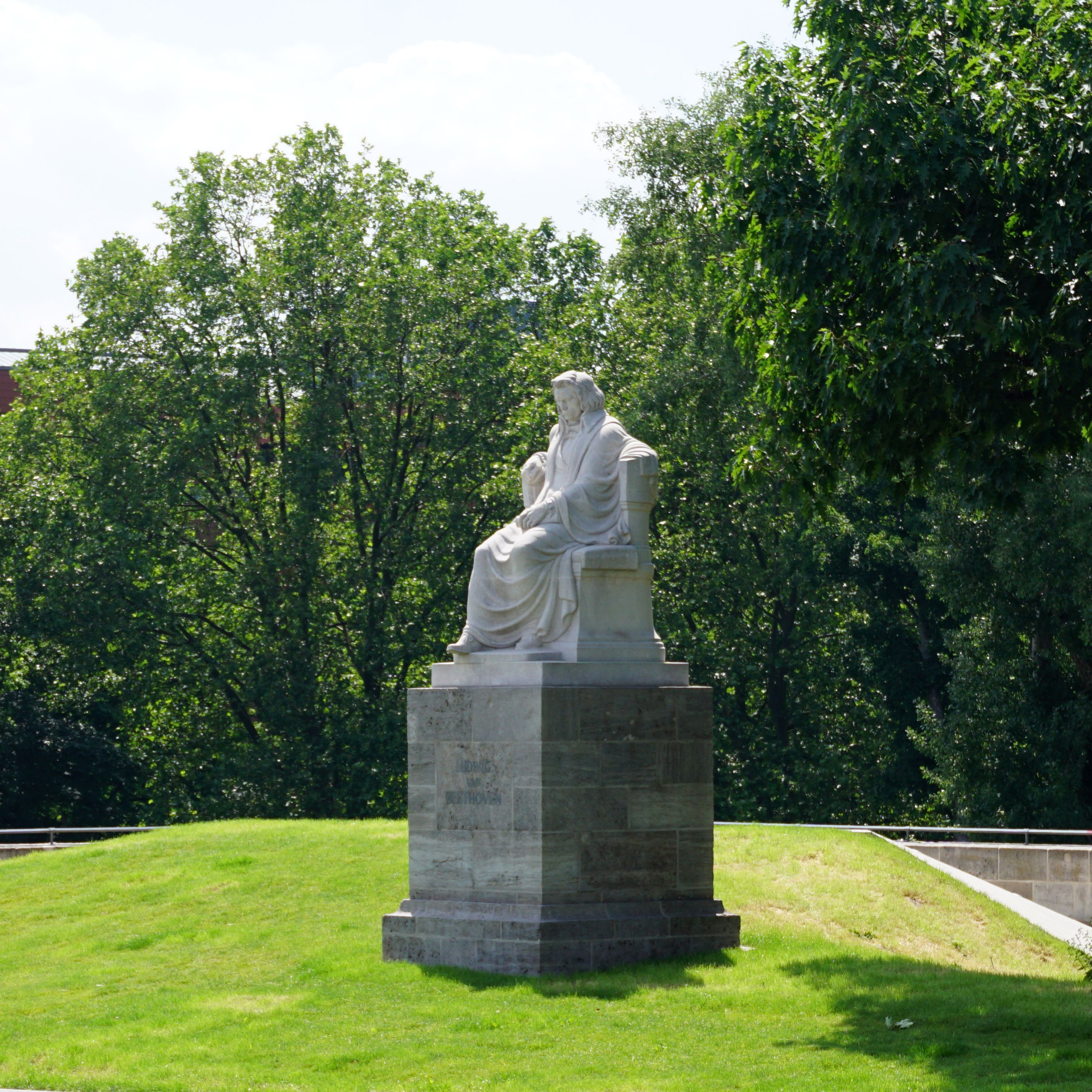 Beethoven Memorial Neugestaltung der Grünanlage am Hallertor (2020) zum 250. Geburtstag des Komponisten. Er schaut nun in Richtung Altstadt.