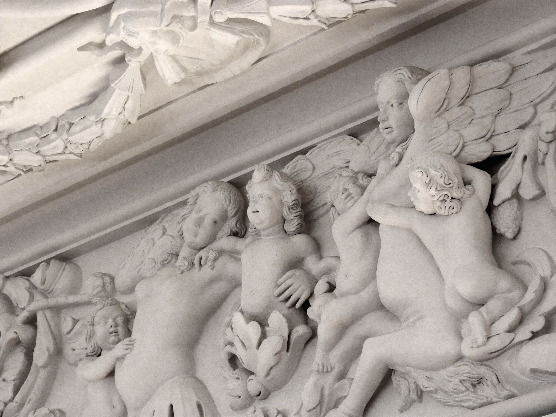 Brentano Hall Mythical creatures and putti in the acanthus cornice of the long side