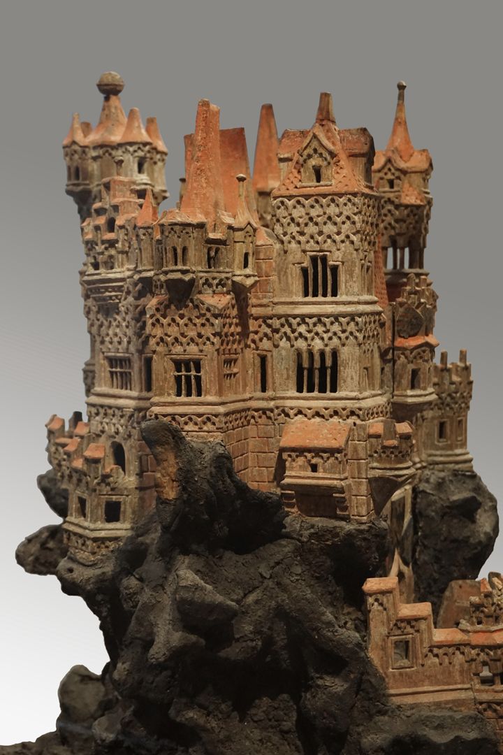Modell einer Ritterburg Detail des Haupthauses (Ganerbenburg?- also eine von mehreren Parteien errichtete bzw. bewohnte Burg, so Burg Eltz)