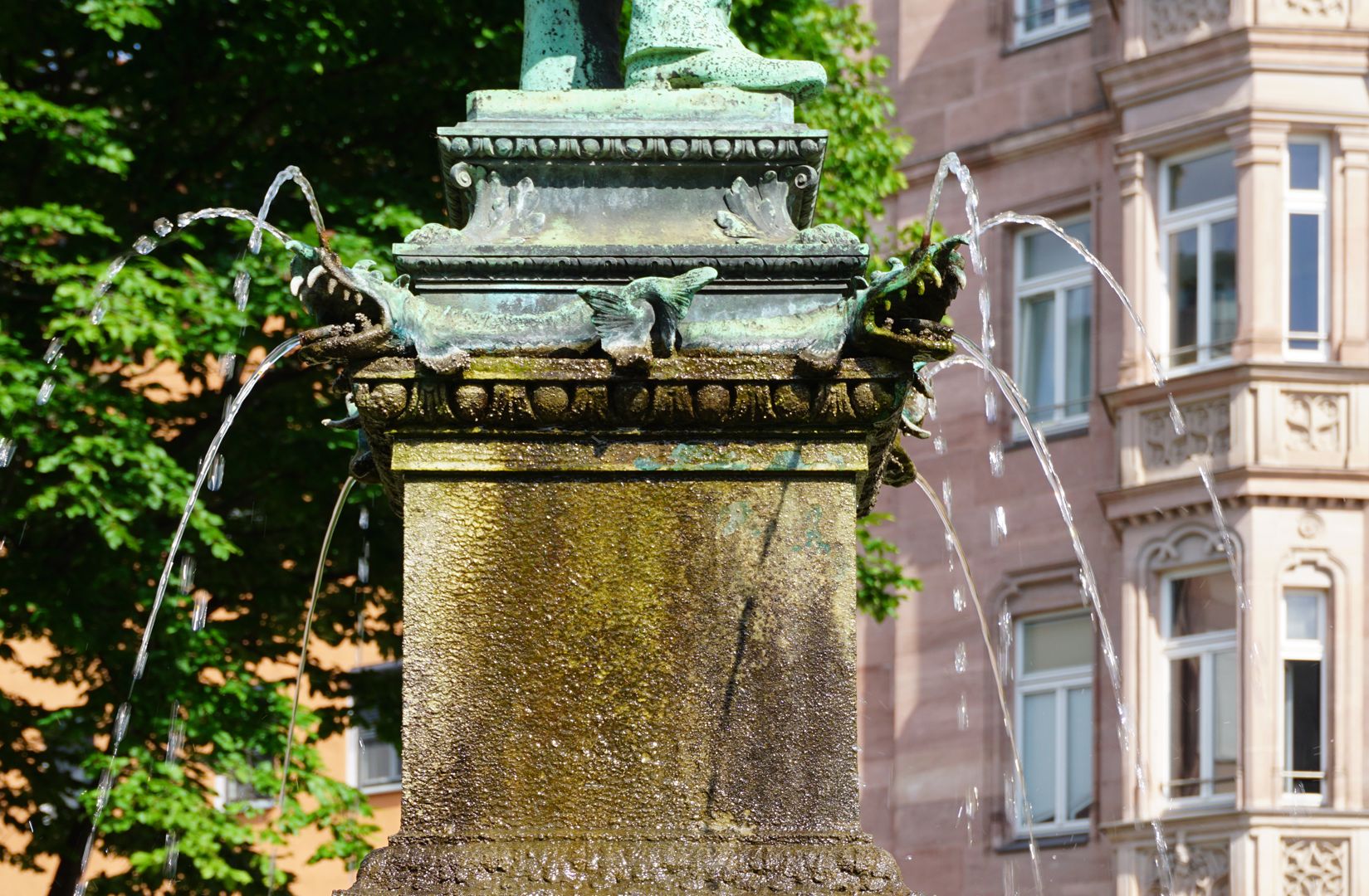 Burgschmiet Fountain Postament, seitliche Ansicht von Osten