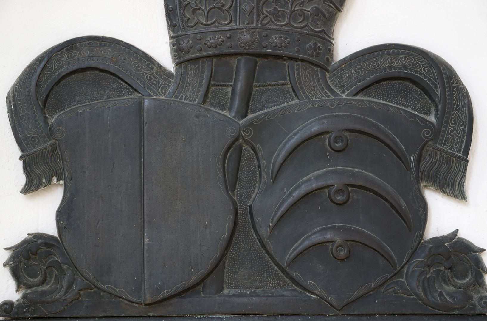 Epitaph des Bischofs Christoph von Stadion (Wandfeld sII) links das Wappen des Hochstifts Augsburg (gespalten von Rot und Silber), rechts das Stammwappen derer von Stadion mit drei halbmondförmigen Wolfsangeln