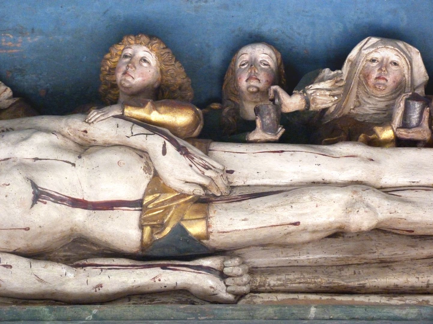 Hochaltar der Johanneskirche (Crailsheim) Predella, Christus und Trauernde, die Linke Johannes auf dem Arm Christi