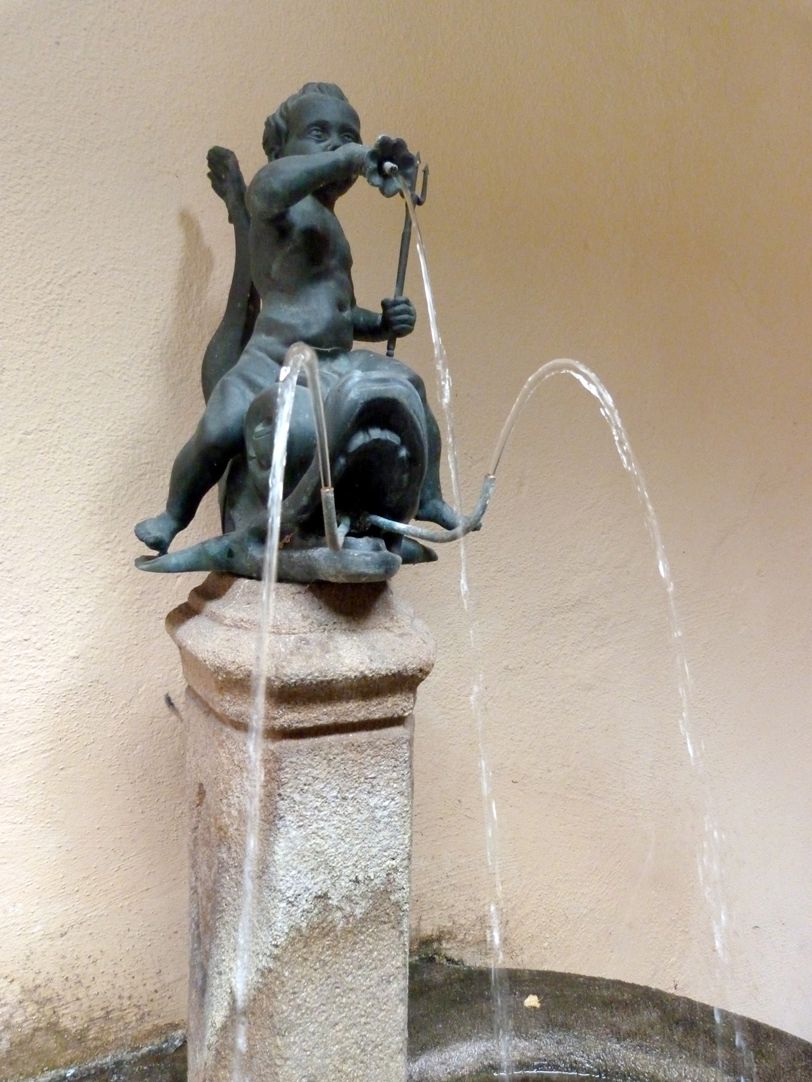 Delphinreiterbrunnen Brunnensäule mit Bronzefigur, frontal