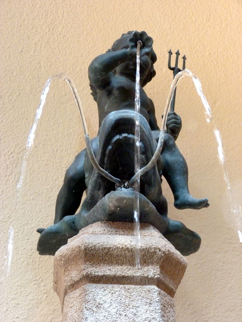 Delphinreiterbrunnen Bronzefigur, Untersicht frontal