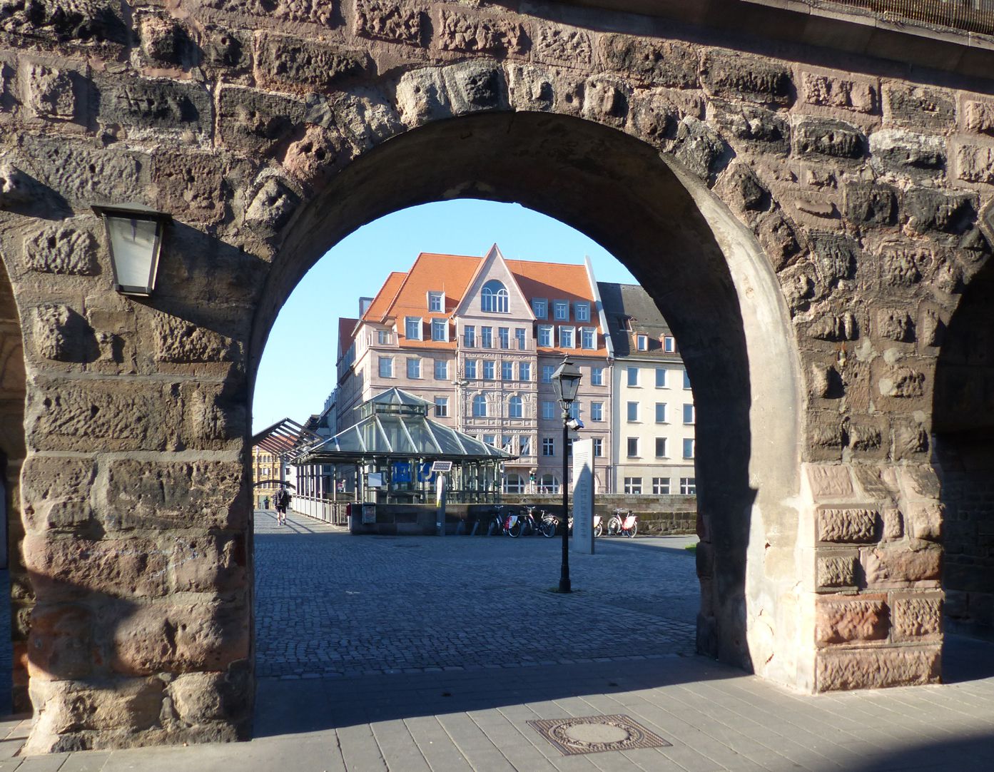 Hotel Deutscher Hof Durchblick durch die Stadtmauer