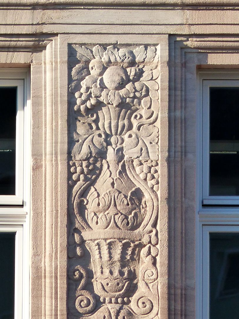 Hotel Deutscher Hof Flacherker, Detail Vasenrelief