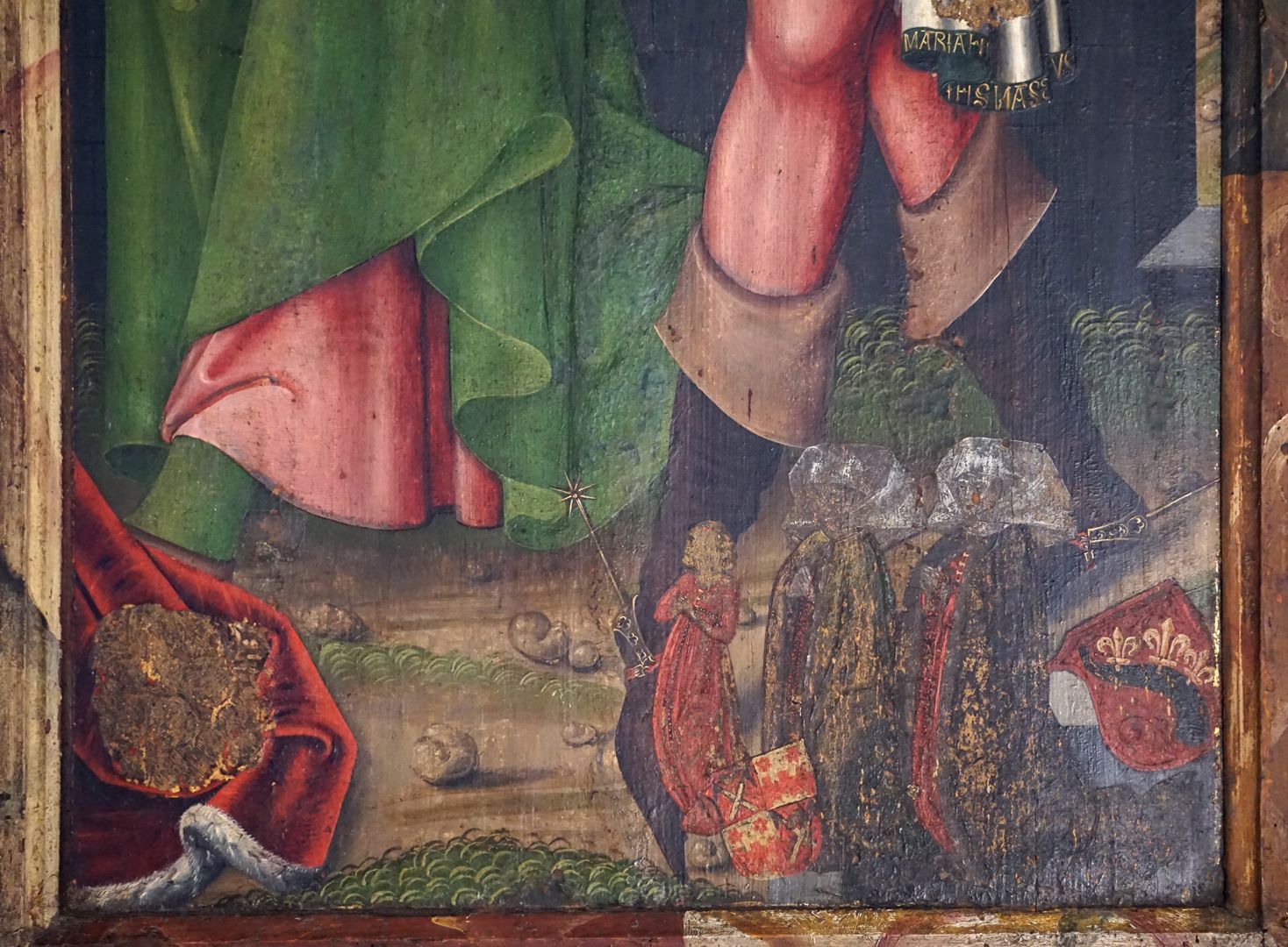 Epiphany altar unten rechts, Stifterfamilie, Frauenseite. Bei der Frau ganz rechts das Wappen der Bolstat, bei der Frau daneben das gevierte Wappen der Rosenberger und Ehinger. Marx Rosenberger heiratete 1506 Clara Ehinger († 1517). Spätere Hinzufügung?