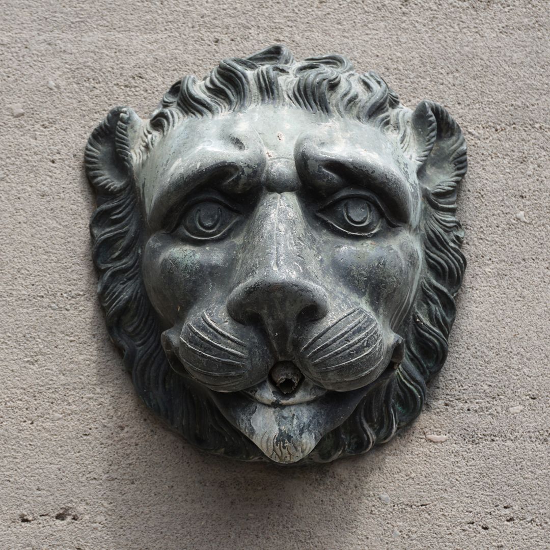 Dürer-Pirckheimer-Fountain Lion's head on the south side