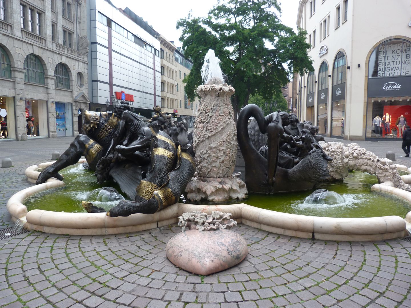 Marriage carousel/ Hans Sachs Fountain View from the "Weißer Turm", on the left the "Hell Dragon", in the centre front the marble heart with the poem, on the right the Pelican Carriage