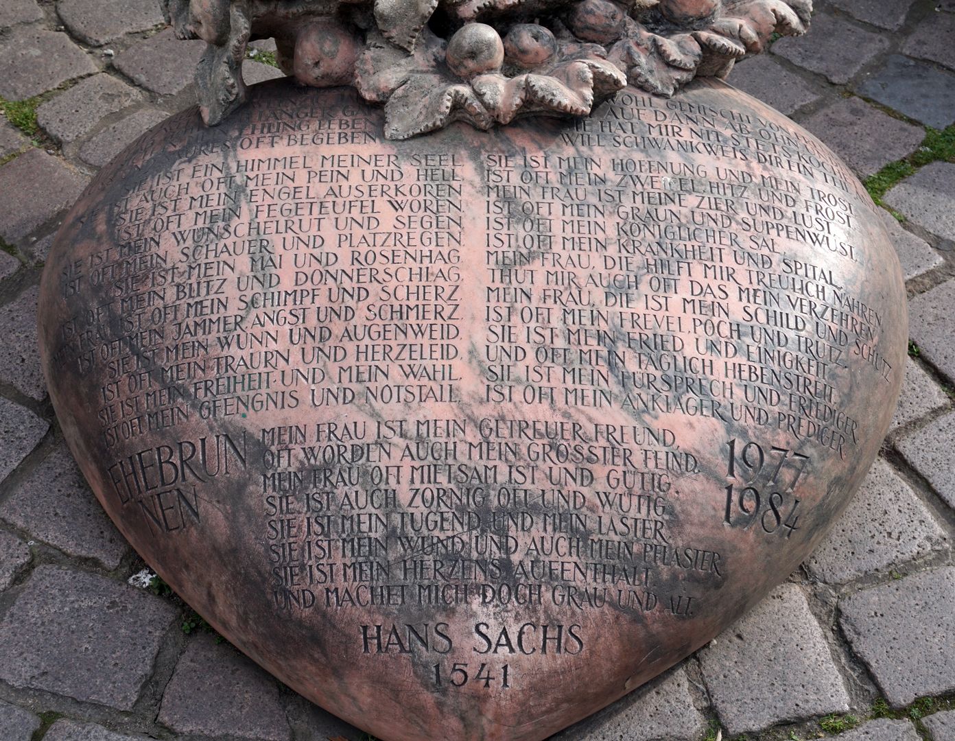 Marriage carousel/ Hans Sachs Fountain Heart from red marble (Portugal, Estremoz), with the poem on "the bittersweet marital life" by Hans Sachs