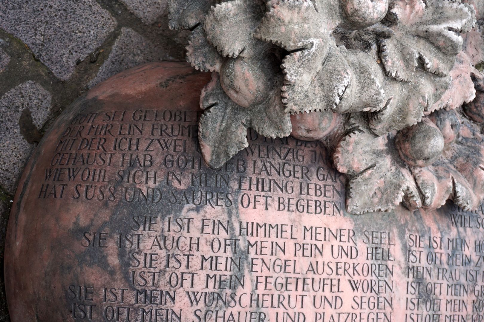 Marriage carousel/ Hans Sachs Fountain Marble heart, detail