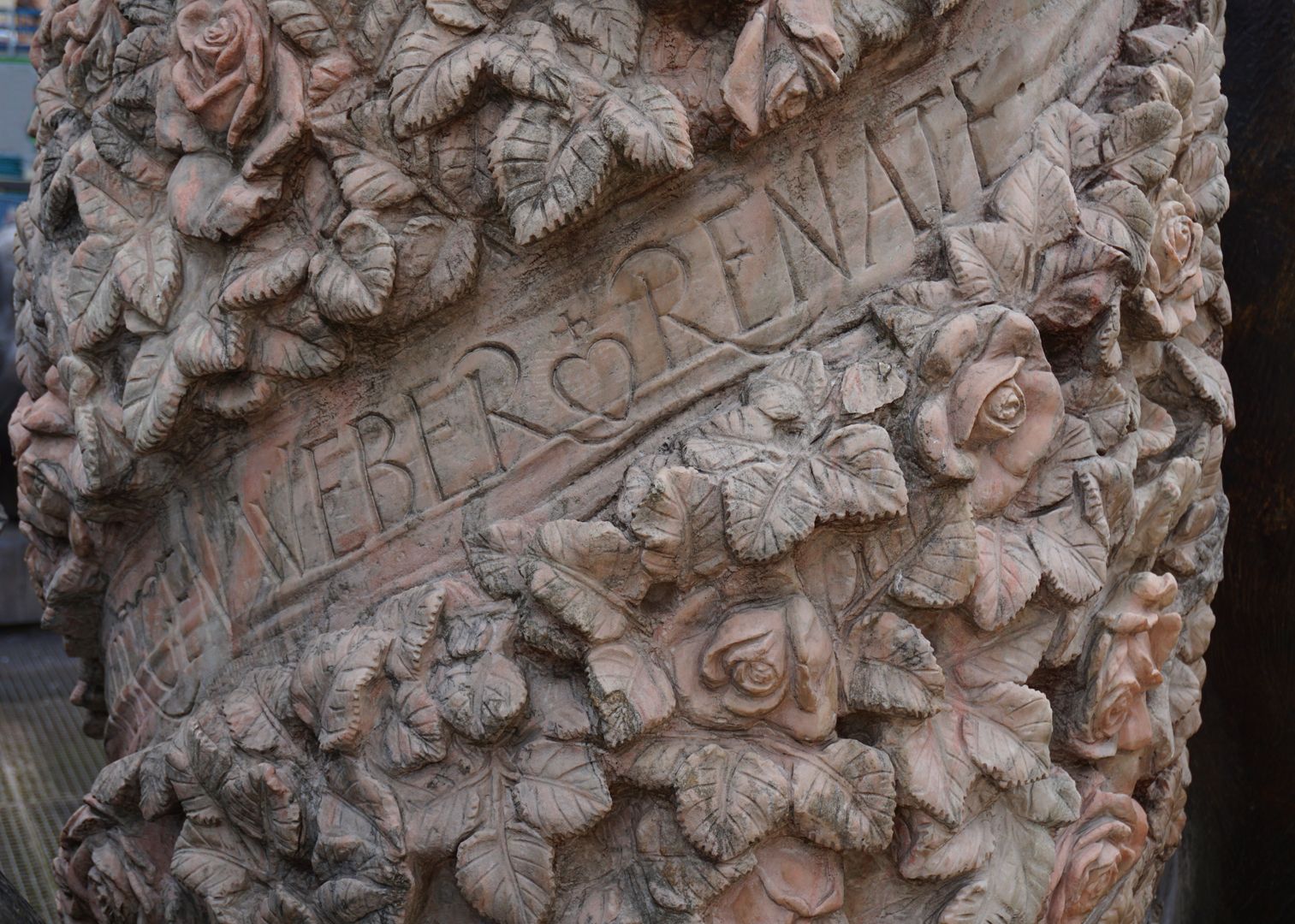 Marriage carousel/ Hans Sachs Fountain "Rose stand" with the names of Jürgen and Renate Weber