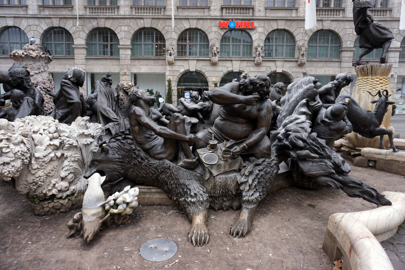 Marriage carousel/ Hans Sachs Fountain "Wolverine" / The bear eats a fish, the wife eats the husband´s piece of cake.