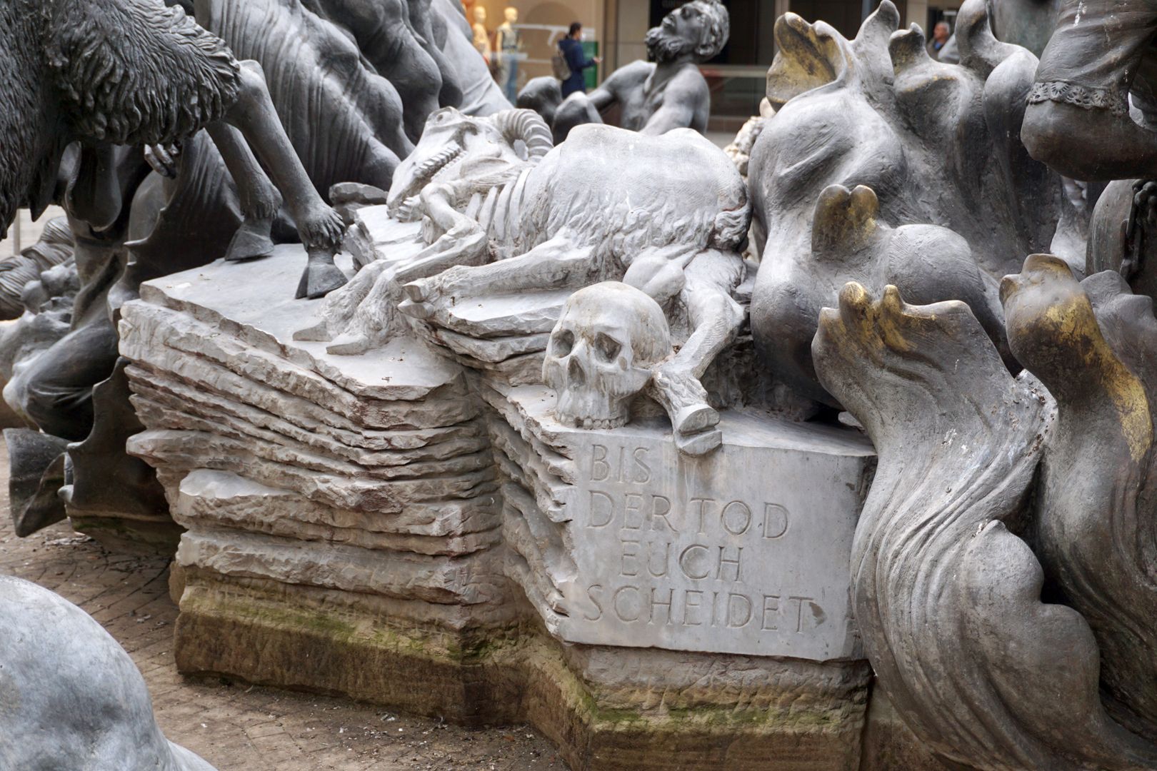Marriage carousel/ Hans Sachs Fountain Marital rock, on which the dead couple is displayed as the billy goat perished and as a human skull. "Till death you to part."
