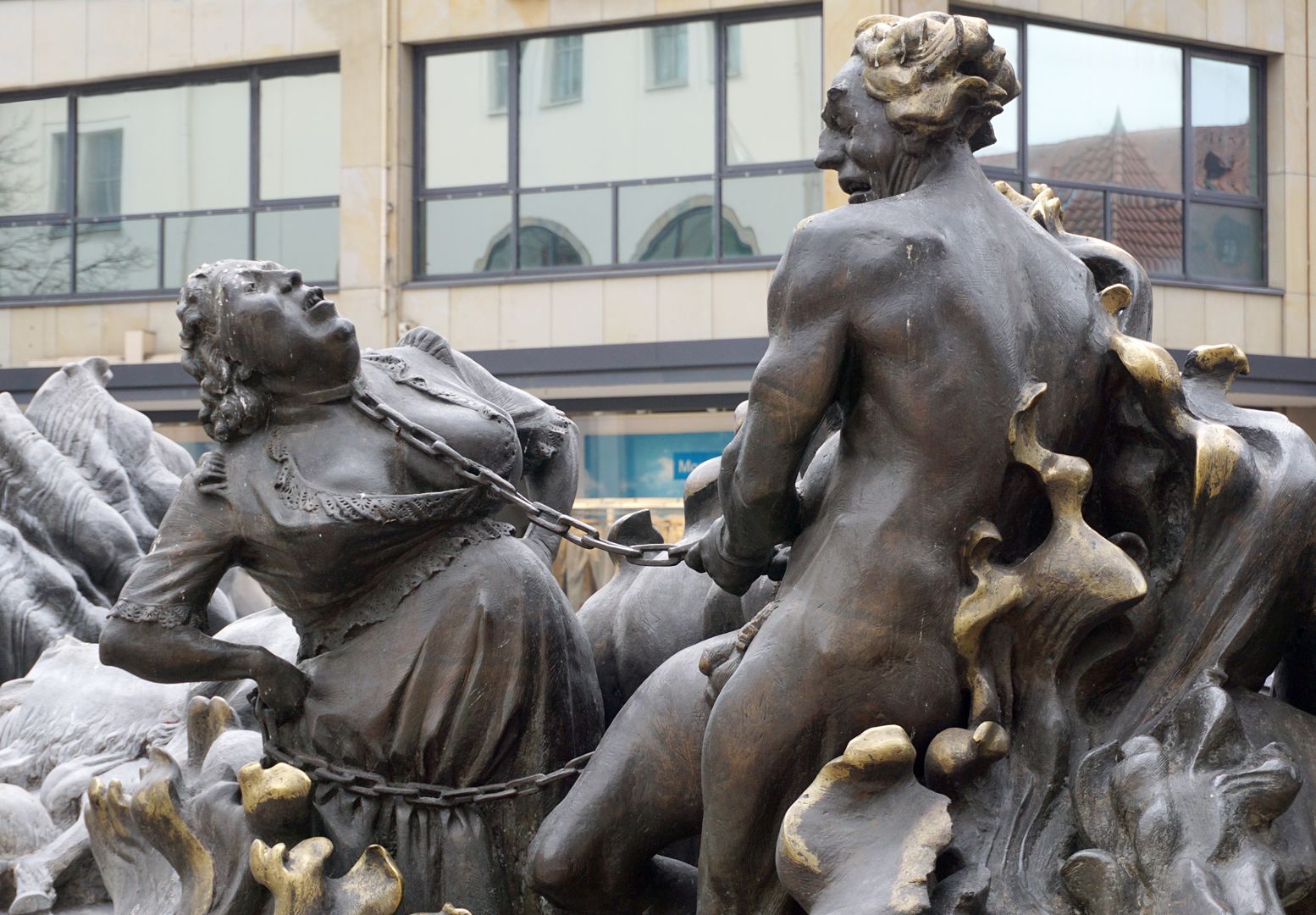 Marriage carousel/ Hans Sachs Fountain "Hell fire", husband and wife fettered together in hatred, the husband as a dancing male devil, the wife as a devilish female