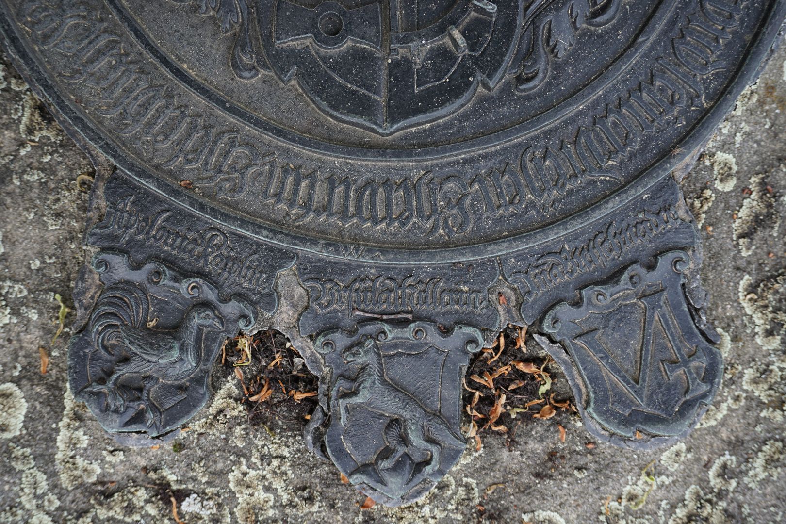 Epitaph of the goldsmith Caspar Beutmüller Three coats of arms: Apolonia Köpplin with Kopp- or Kapphuhn / Ursula Millerin with a fox / Anna Bretschneiderin with sign
