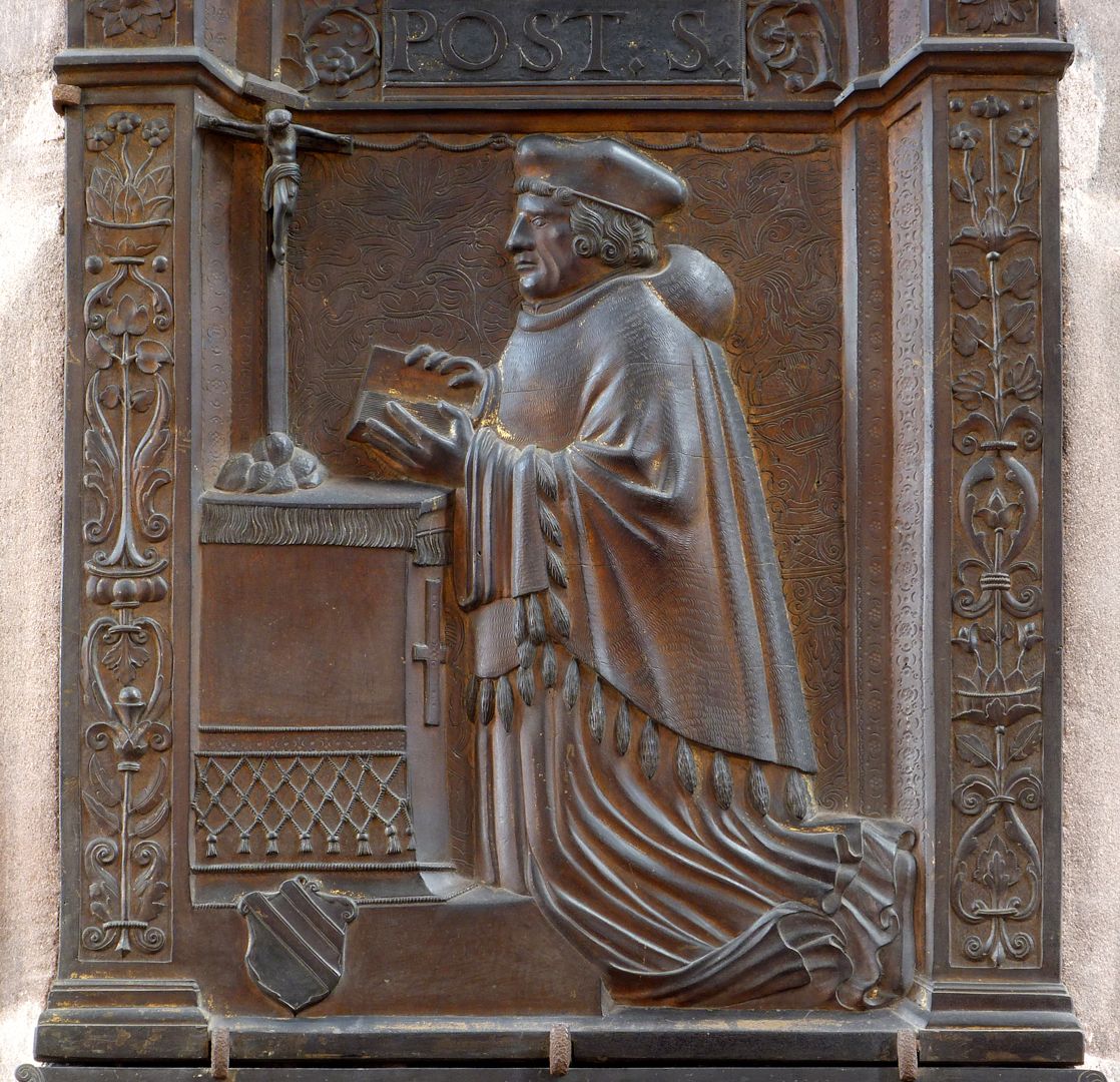 Epitaph für Dr. Hector Pömer d.J. Der Propst kniet vor einem Alter, unten links: Wappen / Ausrichtung nach Norden