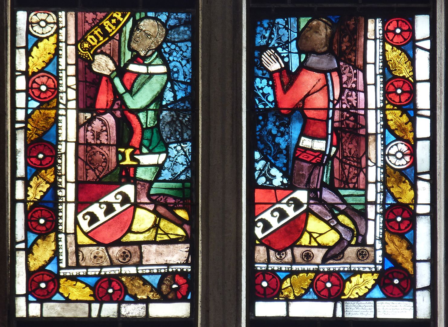Fenster, Bäcker-Empore Scheiben rechts, kniende Ritter mit Schnödschem Wappen, links Filakterienfragment "ora..."