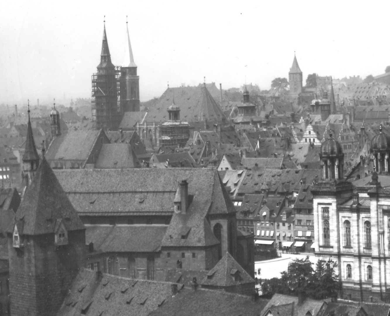 Panorama der nordwestlichen Altstadt von Nürnberg Im Vordergrund, Männereisen (Schuldturm), dahinter Heilig-Geist-Spital Kirche, Frauenkirche, Rathaus und Sebalduskirche, rechts die Synagoge