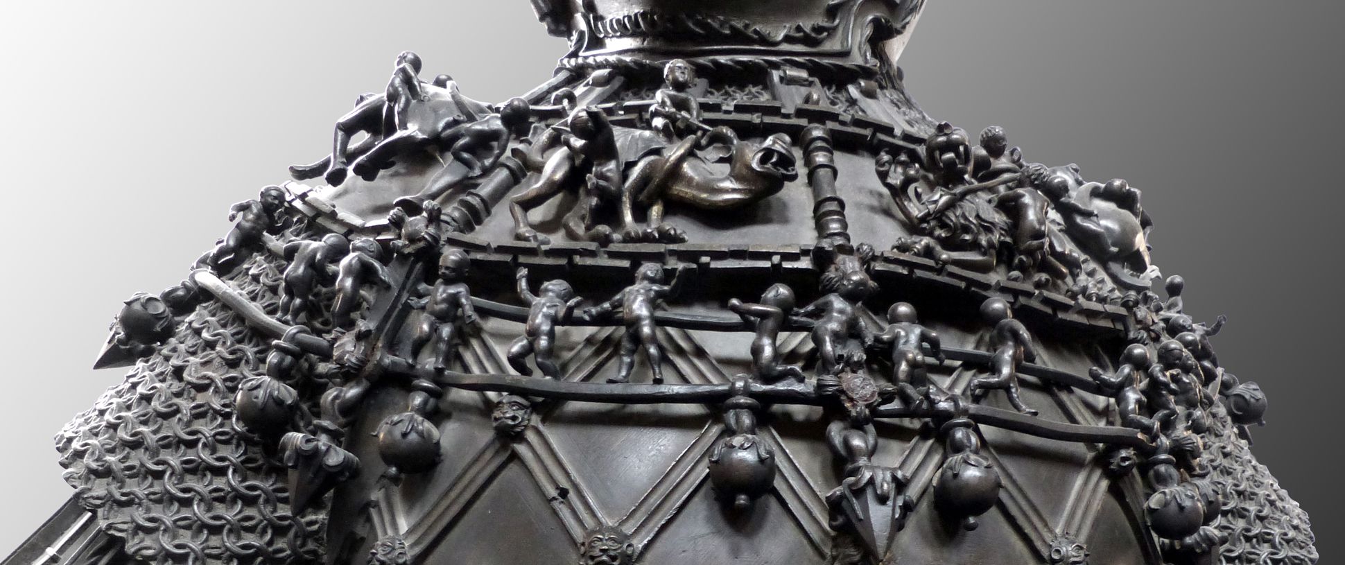 Ferdinand of Portugal (Innsbruck) Kette mit Amoretten und Reliefs mit auf Fabelwesen reitenden Knaben