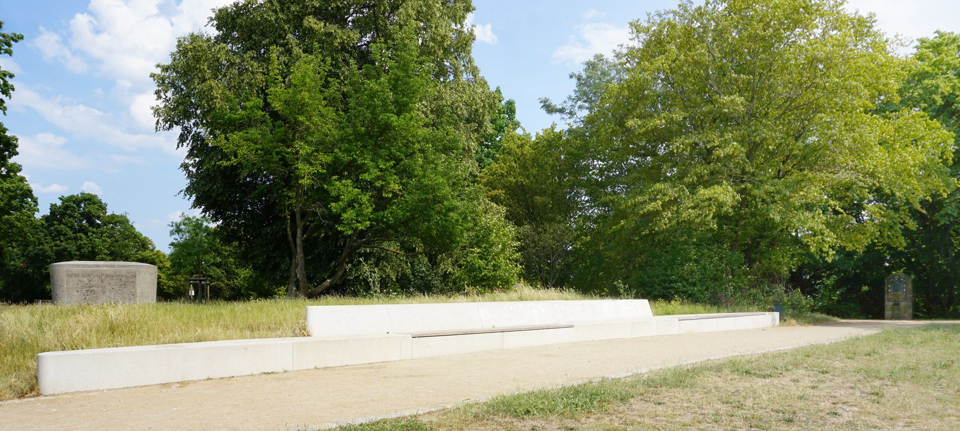 Ludwig Feuerbach Denkmal Panorama bench on the Rechenberg, on the left a monument from 1955, on the right a memorial plaque from 1906 (location since 1999)