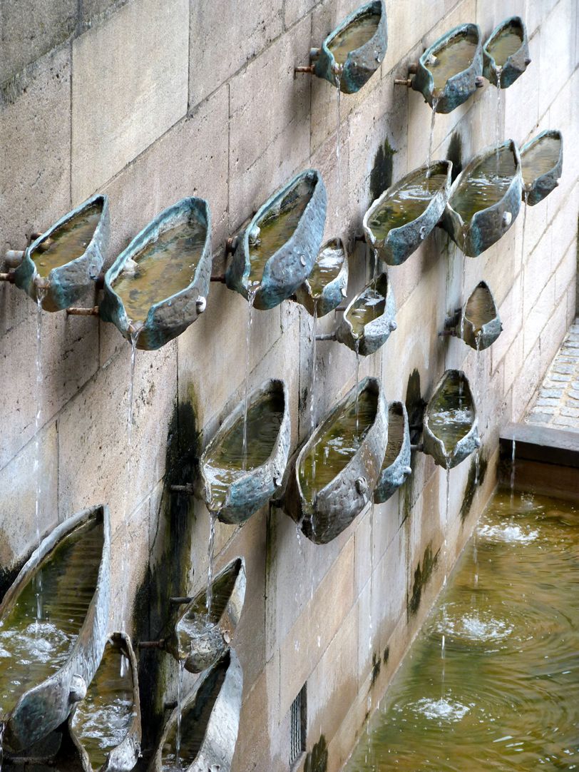 Fischbrunnen Aufsicht von Westen, Detail