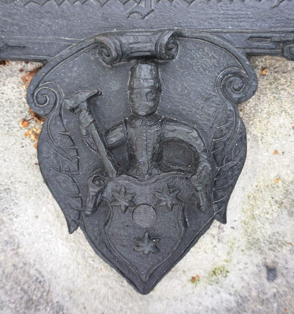 Epitaph des Jorg Peck Wappen von Franz Schmidt: Mann mit Schmiedehammer, darunter ein Schild mit drei Sternen
