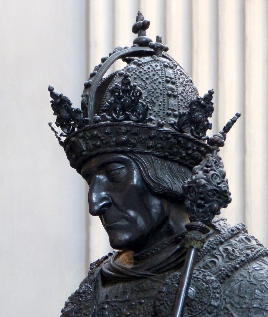 Friedrich III. (Innsbruck) Kopf mit der Krone der Habsburger
