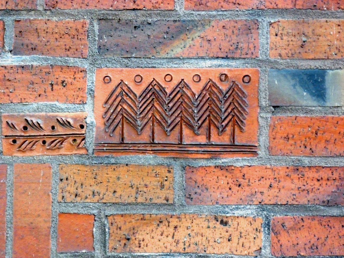 Residential- and business building Detail of the ceramic relief