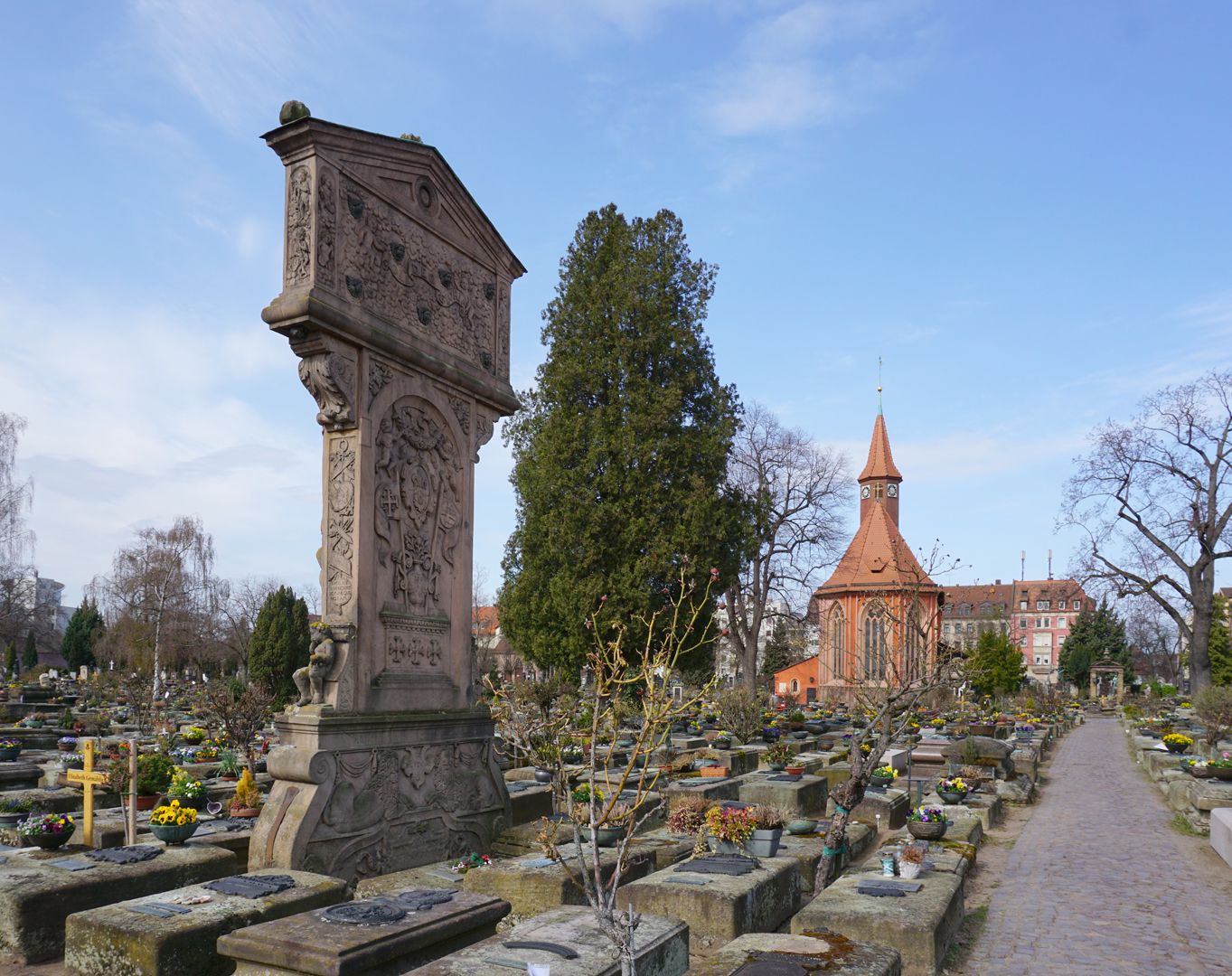 Gedächtnisstein des Wolfgang Müntzer Rückseite, Ansicht mit Kirche