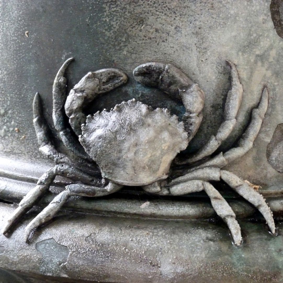 Geiersbrünnlein (Little vulture fountain) Basin pillar, crab